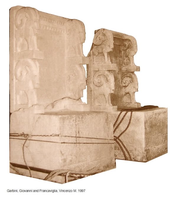 عرشان ملكيان من احدي ممالك الجوف